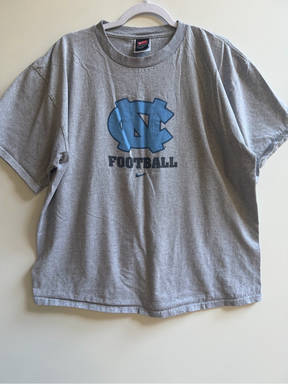 Nike Men’s Gray T-Shirt with Light Blue UNC Logo Size L